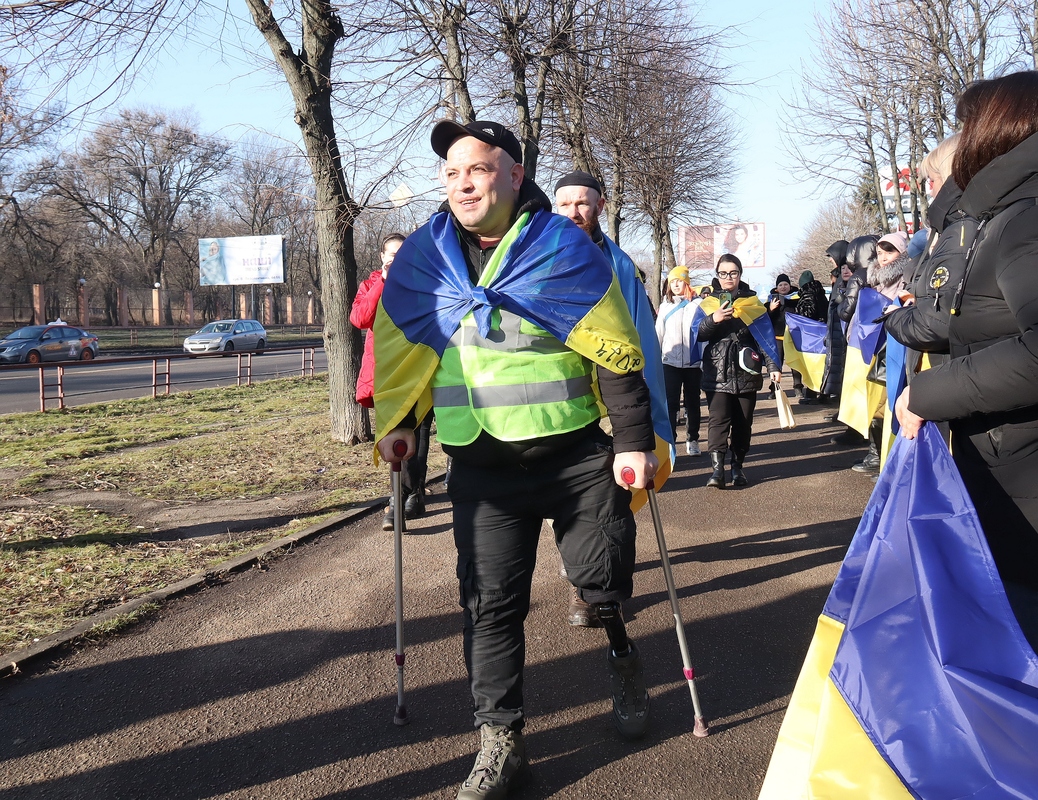Військовий Володимир Букша продовжив свій піший марафон на протезі й милицях