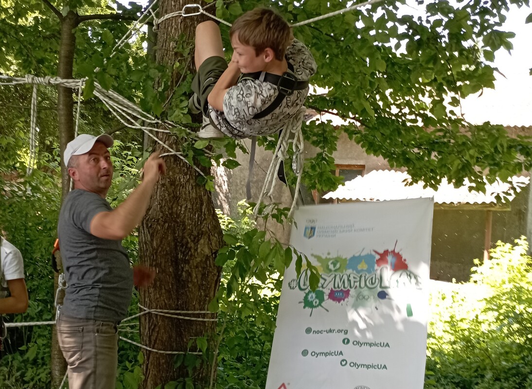 Подолання перешкод ,переміщаючись по канатах між деревами.
