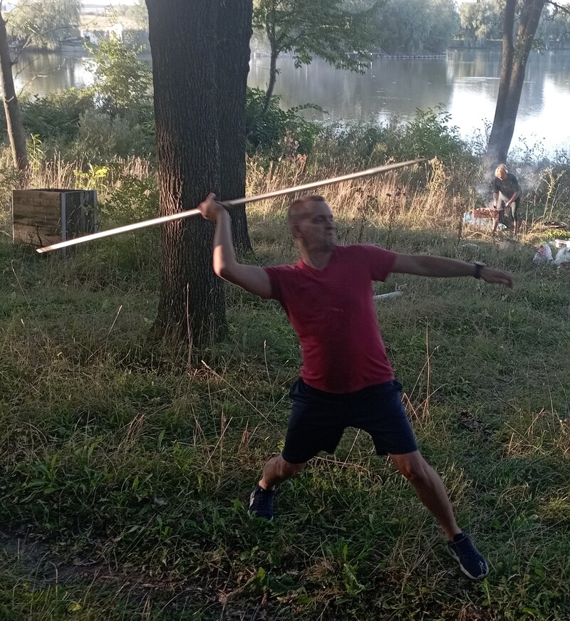 Змагання з метання списа в ціль.