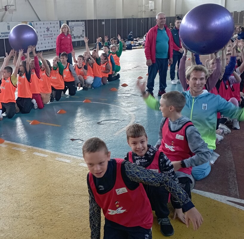 Фрагмент естафети з м’ячем за участі капітанів команд –олімпйців Юрія Чебана та Павла Алтухова