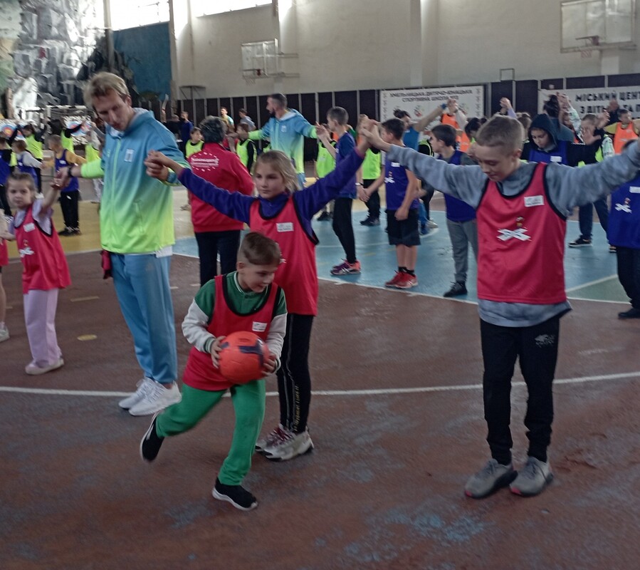 Фрагмент естафети з м’ячем за участі капітана команди –олімпйця Павла Алтухова.