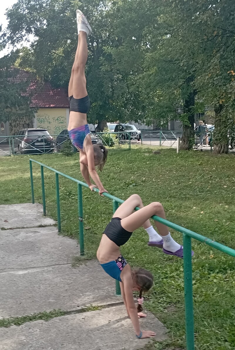 Cамостійна розминка юних гімнасток в очікуванні планового тренування