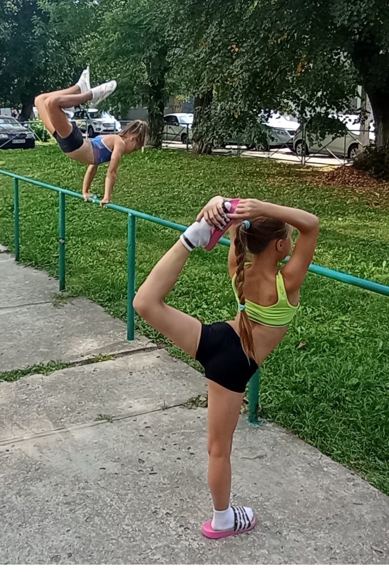 Cамостійна розминка юних гімнасток в очікуванні планового тренування