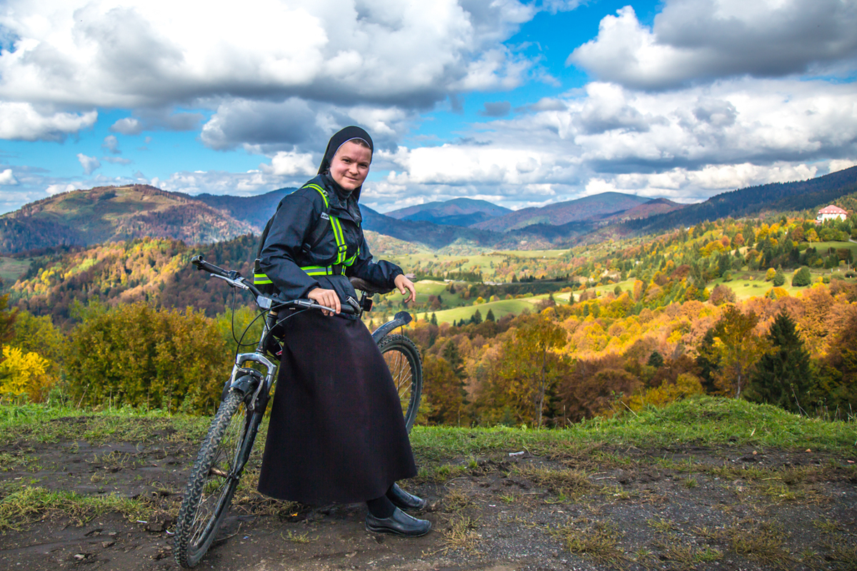 07.10 2022 Синевірський перевал .Україна .Монахиня