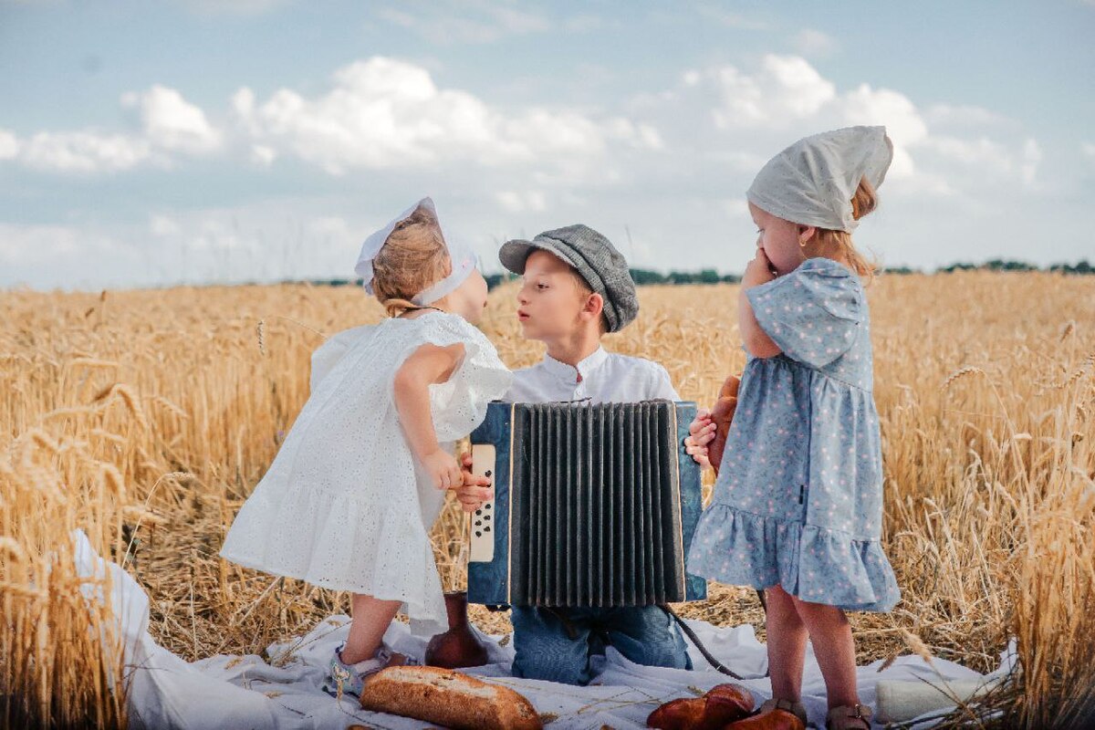 Діти в українських полях