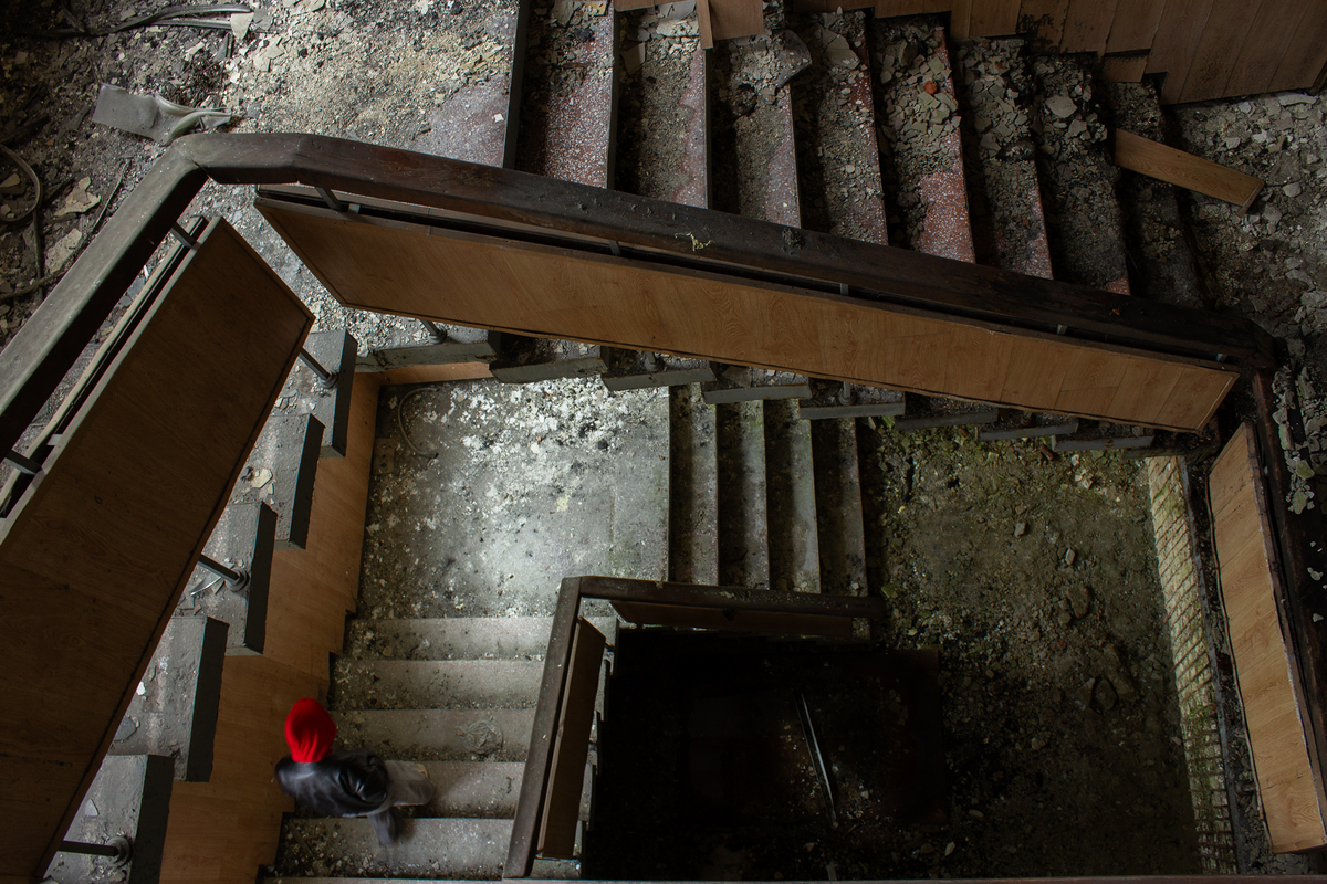 Сходами вниз