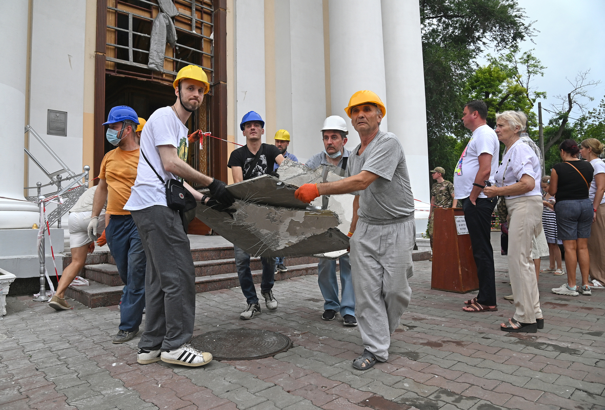 люди возле собора