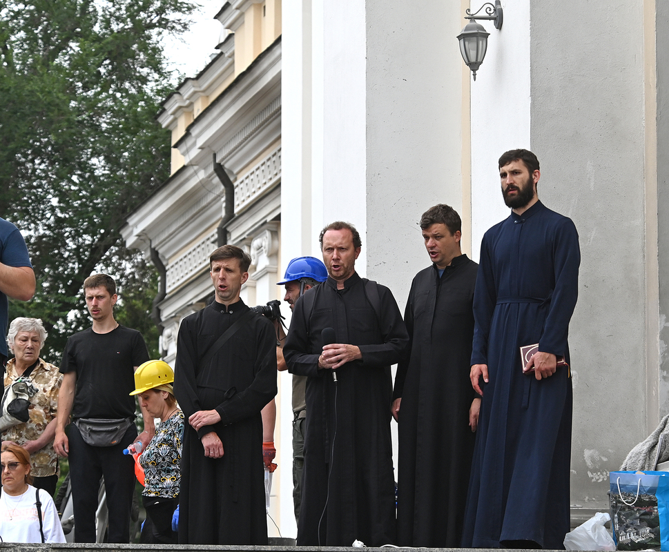 люди возле собора