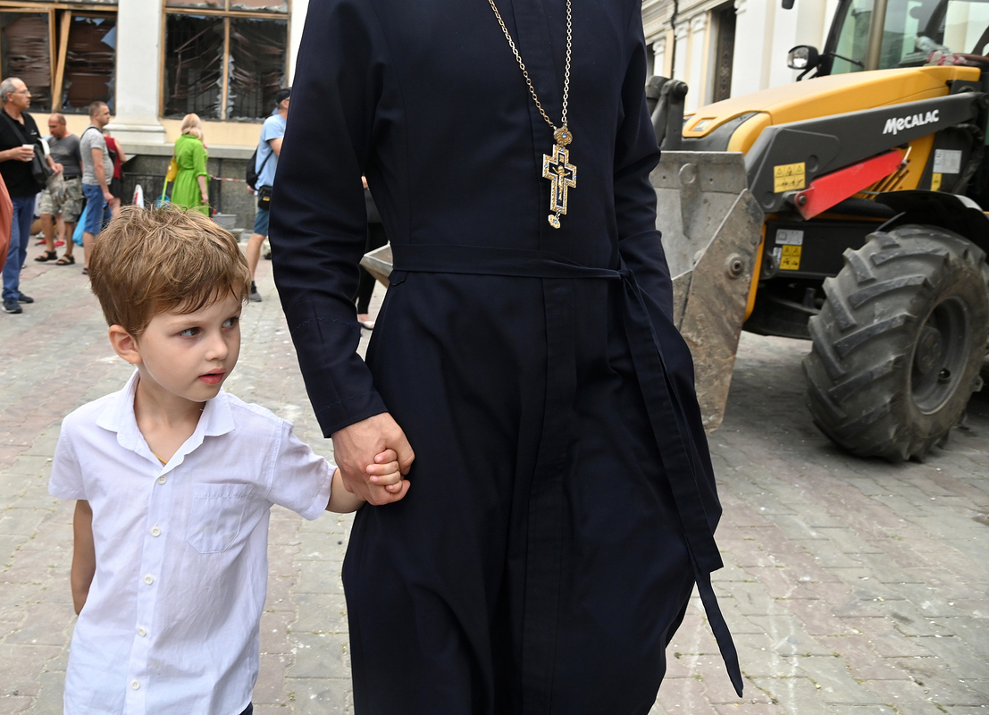 люди возле собора