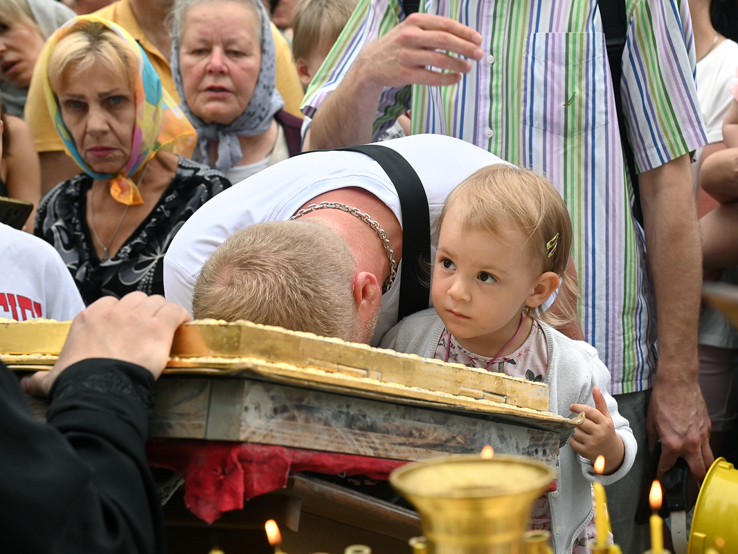 люди возле собора