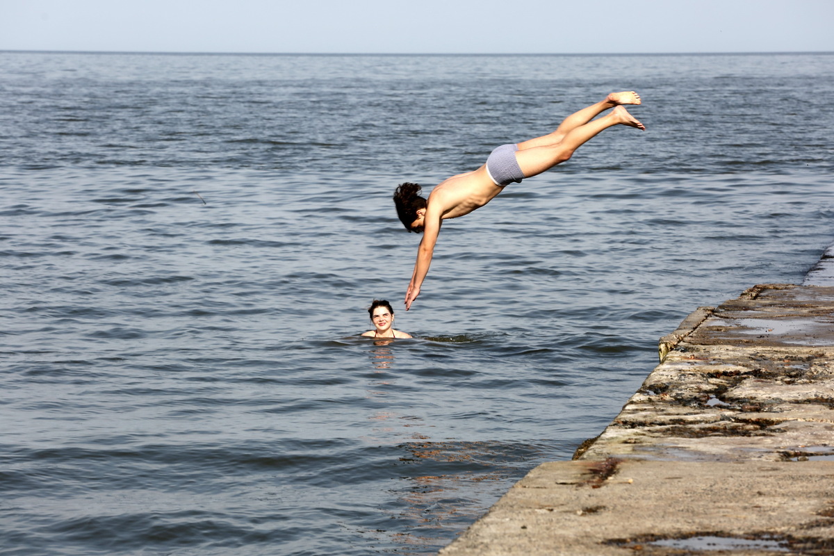 Люди купаються та відпочивають у Чорному морі через пару днів після вибуху Каховської ГЕС