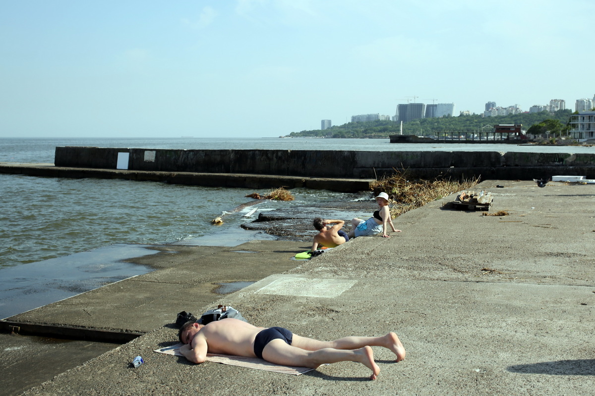 Люди купаються та відпочивають у Чорному морі через пару днів після вибуху Каховської ГЕС