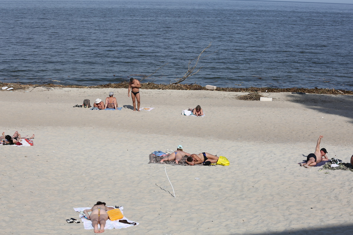 Люди купаються та відпочивають у Чорному морі через пару днів після вибуху Каховської ГЕС