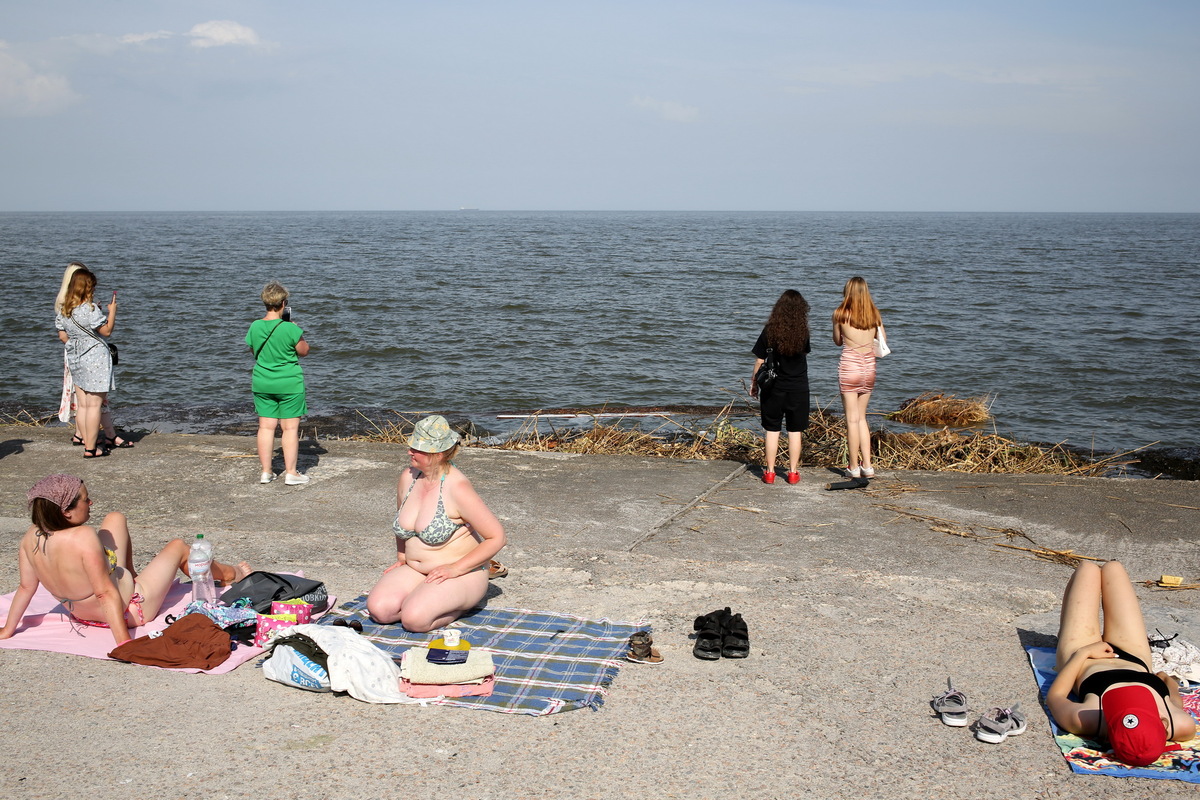 Люди купаються та відпочивають у Чорному морі через пару днів після вибуху Каховської ГЕС