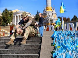 Перекур з побратимами.