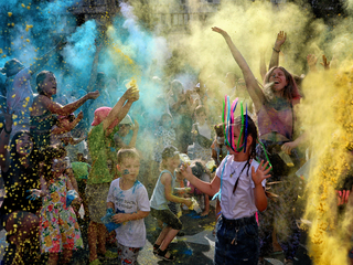 Свято Холі в кольорах Українського Прапора.