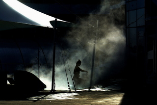 За фіранкою пара