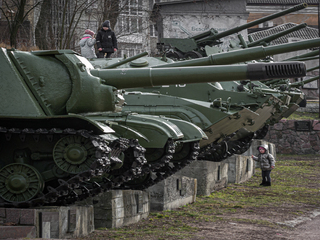 За два дні до вторгнення, діти і військова техніка