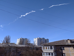 Міський етюд зі слідом ракети
