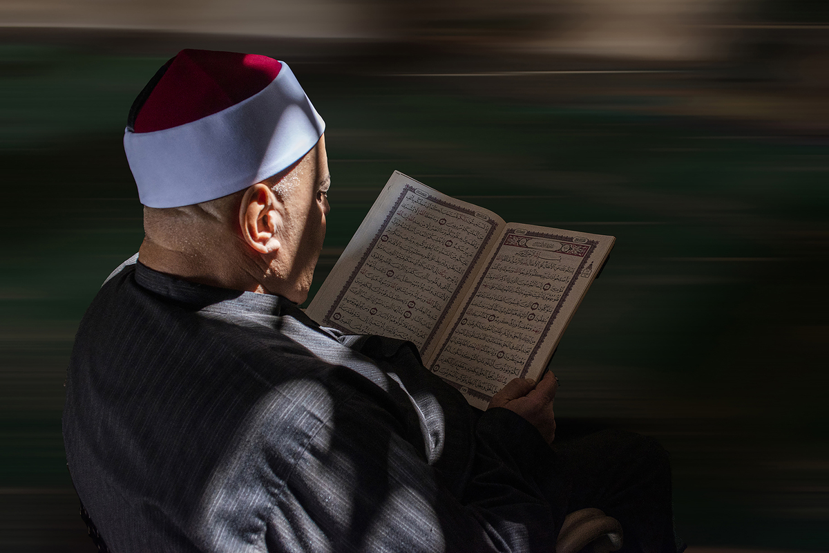 شيخ يقرا القرءان