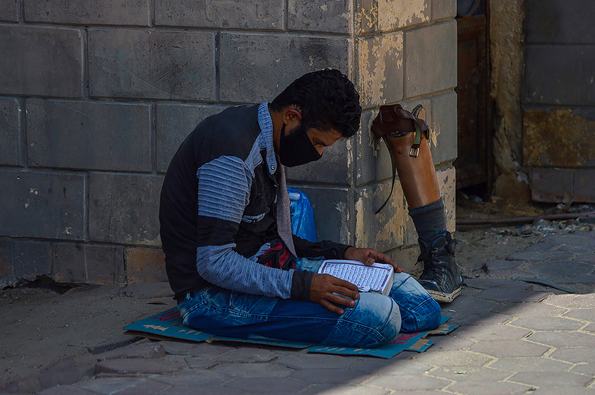 شاب قعيد يقراء القرءان