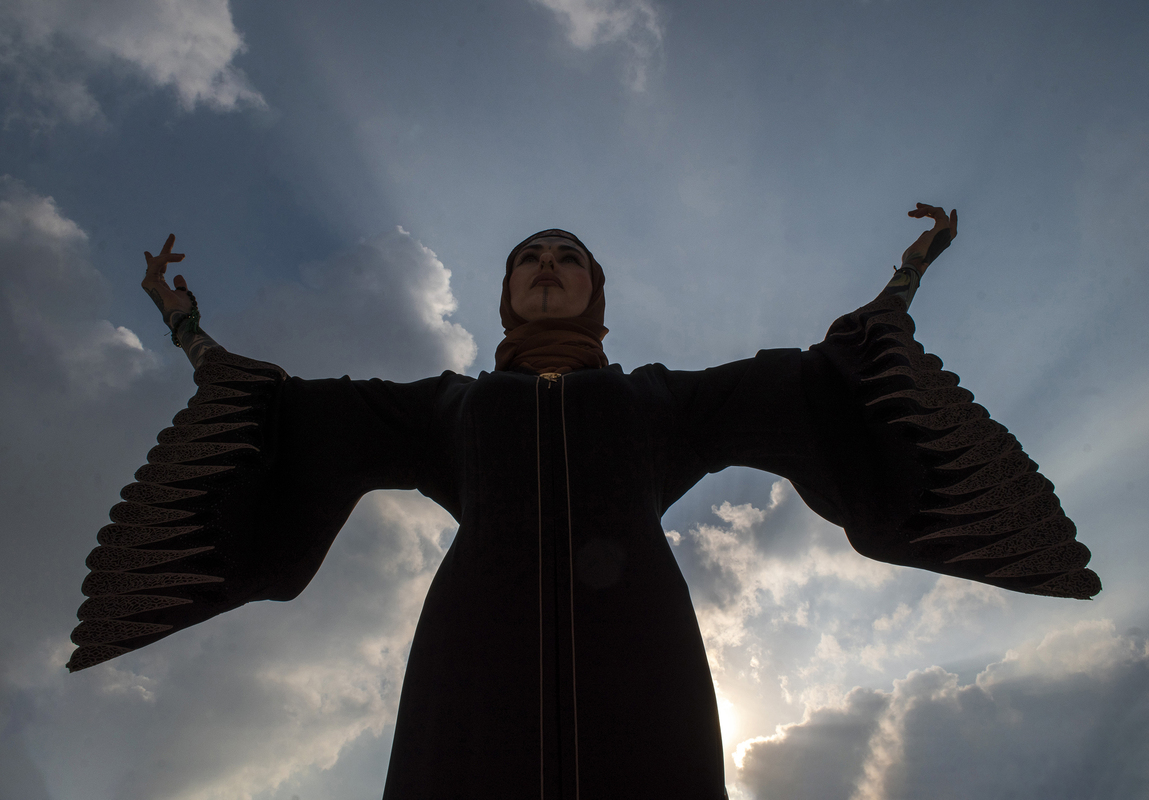 فتاه تسبح في السماء