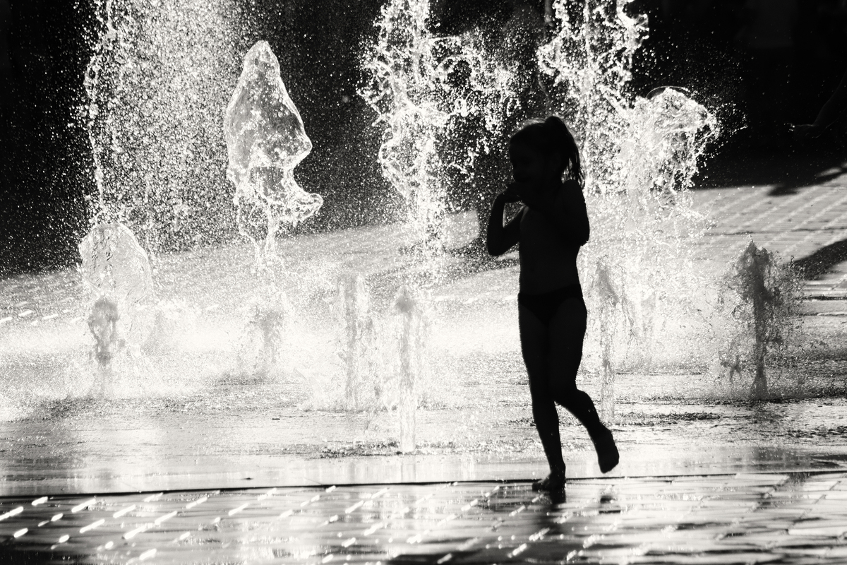 Дівчинка і фонтан