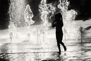 Дівчинка і фонтан