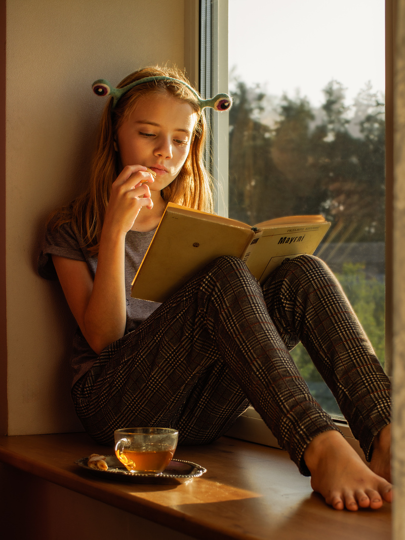 Дівчинка з книгою