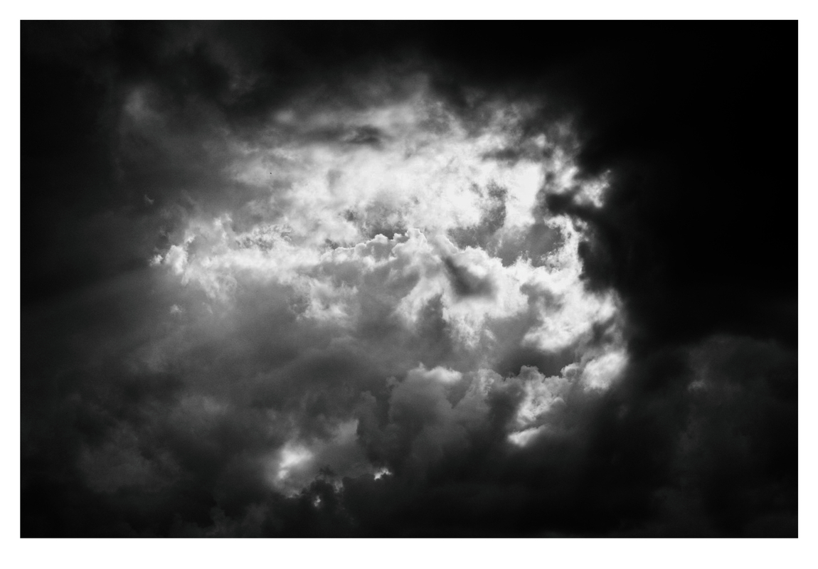 Світло крізь хмари» (дуже схоже на ящірку)