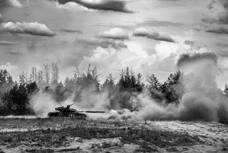 Стрільба з танку на полігоні